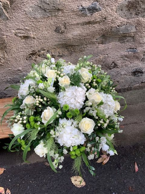 🌾🕊️ La Toussaint et les Hommages Floraux : Respect, Élégance et Savoir-Faire